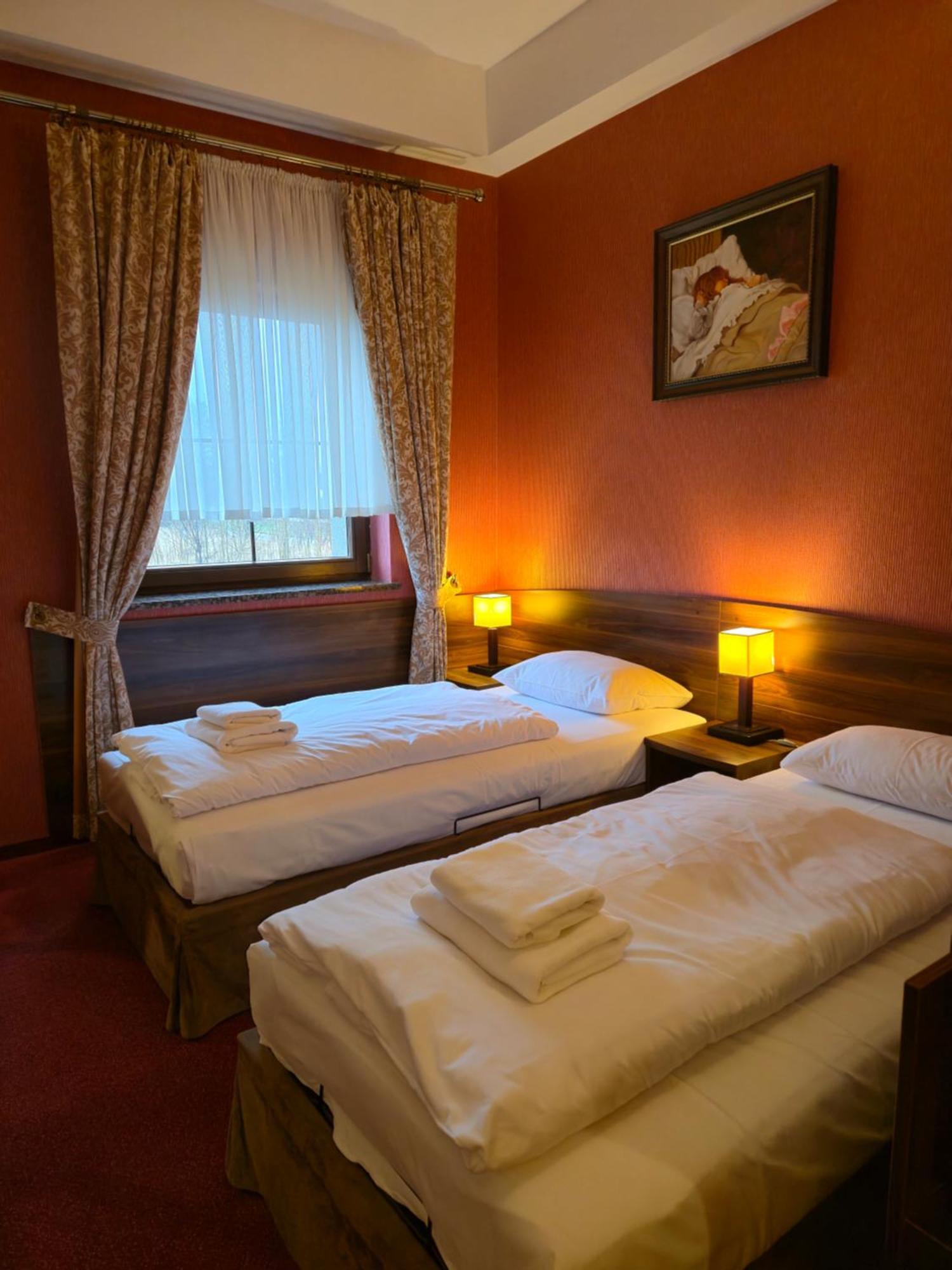 Hotel Dworski Galaktyczny Park Warzymice Exterior foto