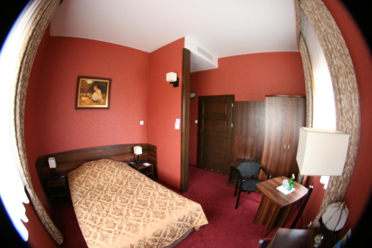 Hotel Dworski Galaktyczny Park Warzymice Quarto foto